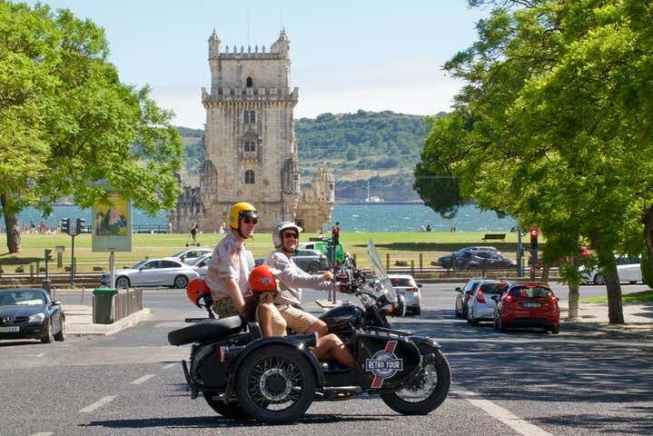 De sidecar em frente à Torre de Belém