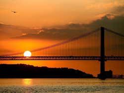 Ponte 25 de Abril ao entardecer