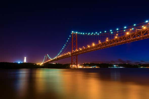 Passeio noturno de veleiro pelo Tejo